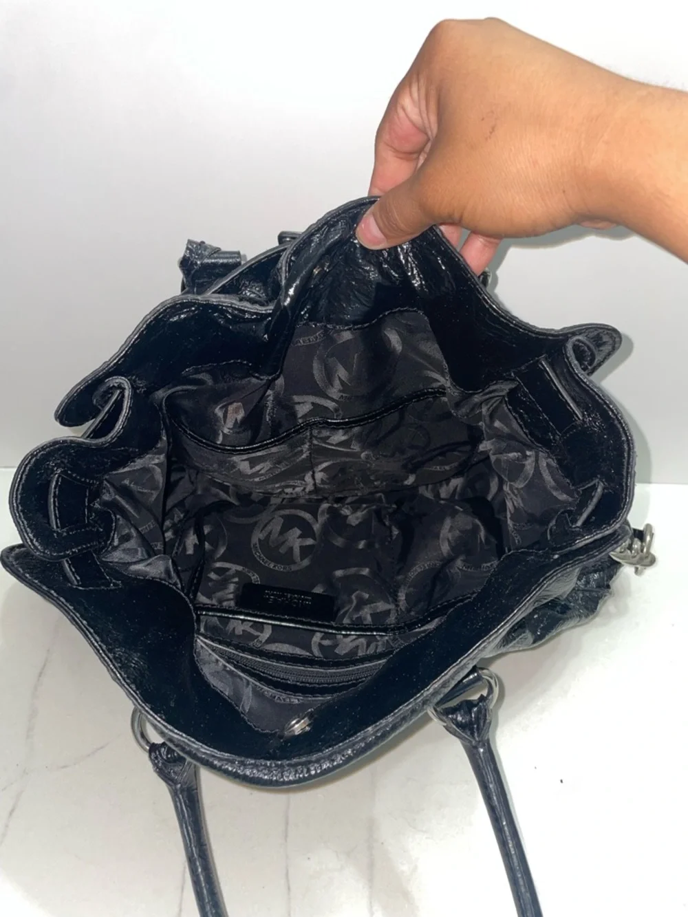 MICHEAL Michael Kors Silver-Tone Hardware Black Patent Leather Shoulder Bag
